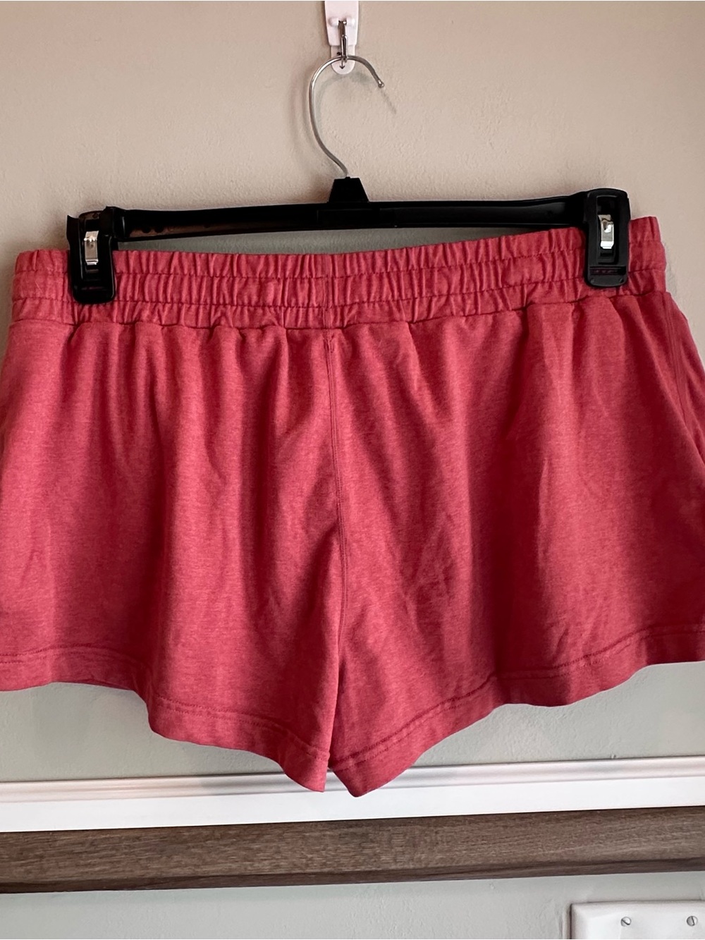 Vuori Halo Performance Short 2.0 Heather Red Orange VW339 - Picture 2 of 4